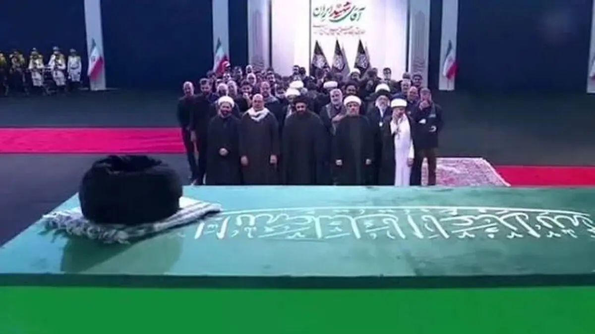 ادای احترام معاون وزیر خارجه تانزانیا به پیکر رهبر شهید انقلاب اسلامی + ویدیو
