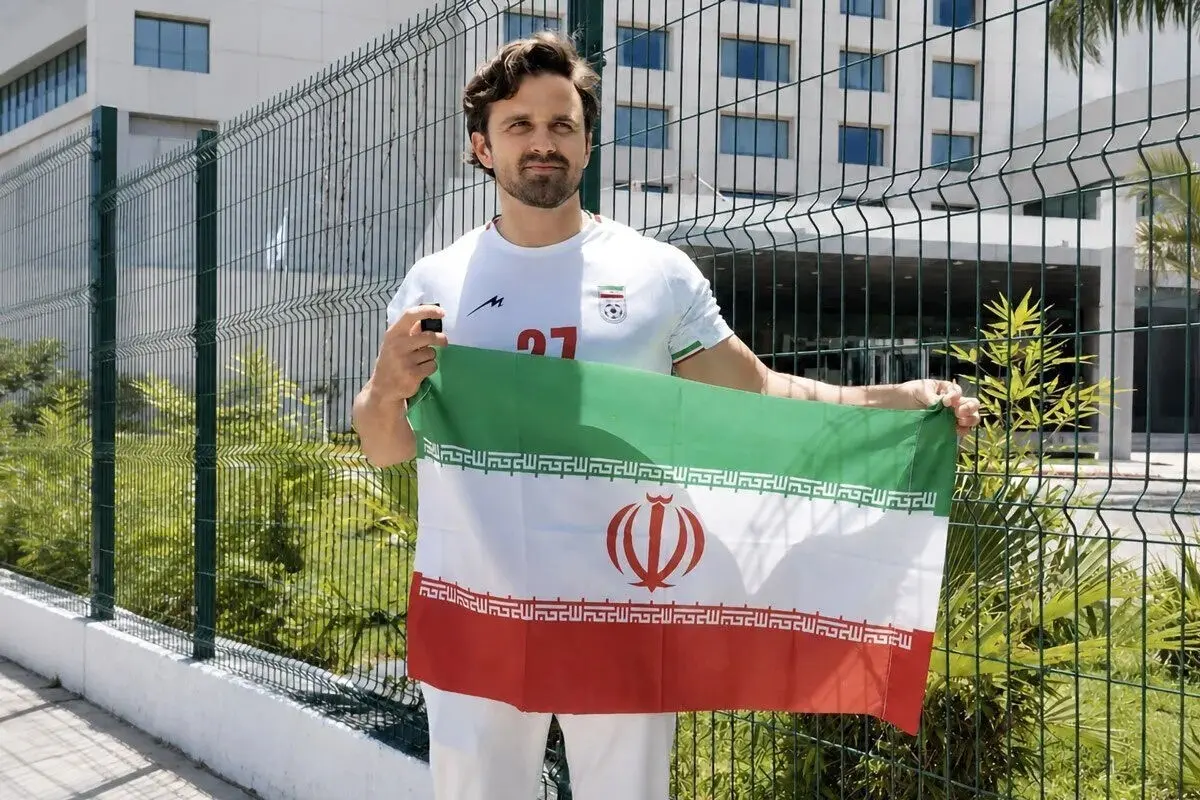 فیلم پخش شربت نذری توسط اینفلوئنسر آمریکایی در مصلی تهران