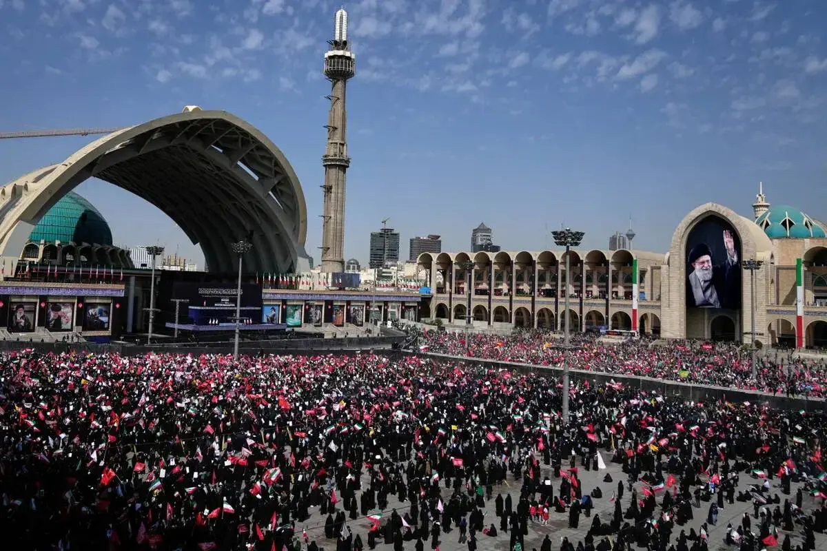 دومین روز وداع با امام شهید؛ مصلای تهران ساعاتی پیش از اقامه نماز مملو از جمعیت شد+ ویدئو