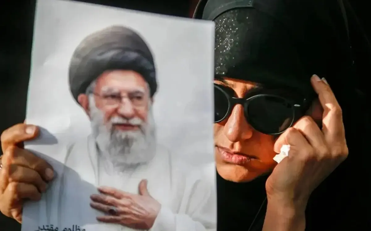 ویدئو| گریه های بانوی ایرانی در مراسم وداع با امام شهید؛ آقا ما را ببخش