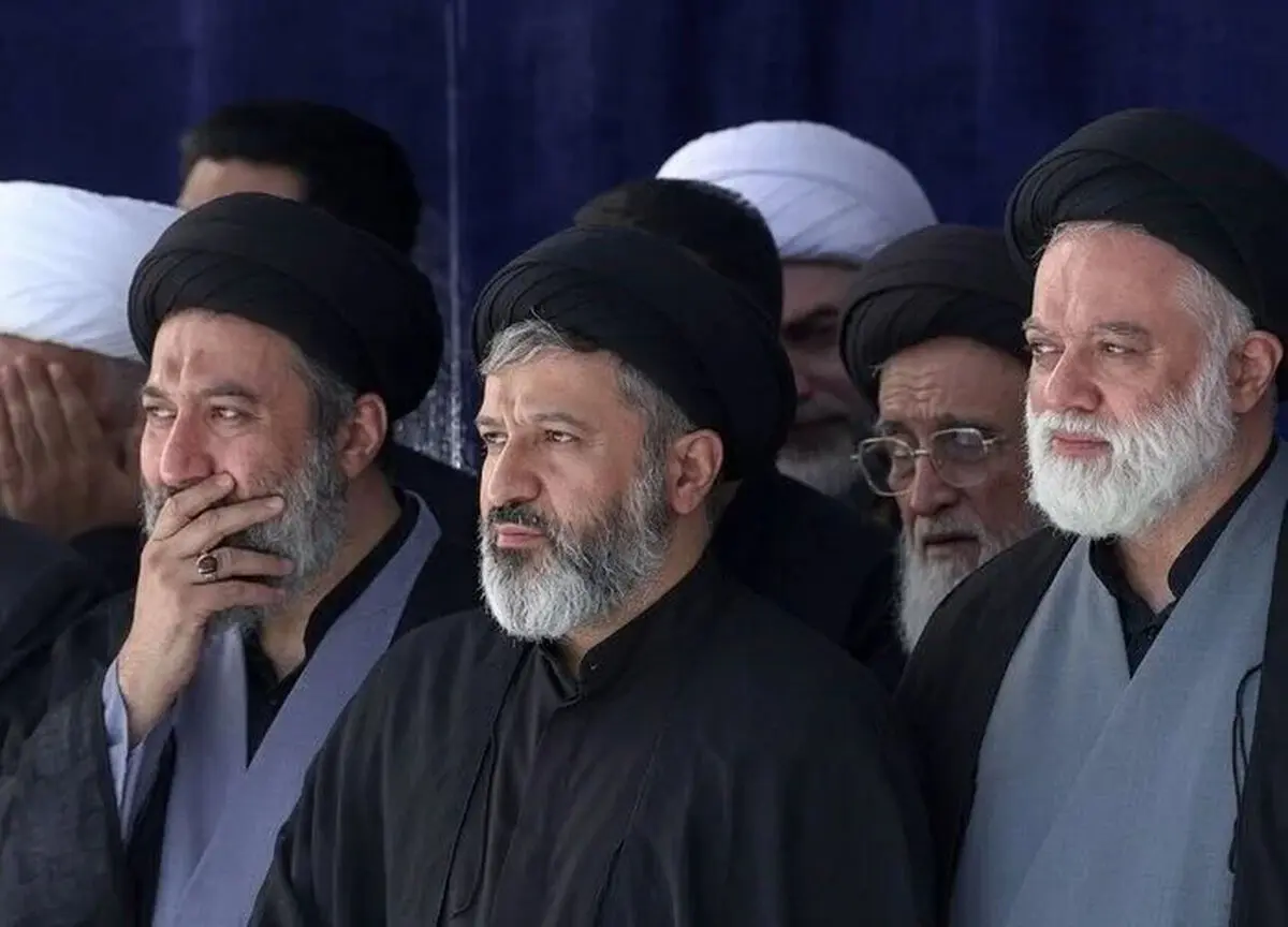 حضور فرزندان رهبر شهید در مراسم وداع پدر / حجج اسلام مصطفی، مسعود و میثم خامنه‌ای
