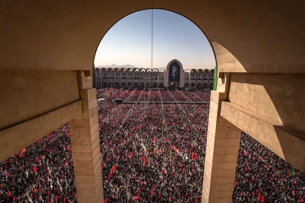 یک بنر جنجالی در مصلی تهران/ ترامپ تهدید شد!
