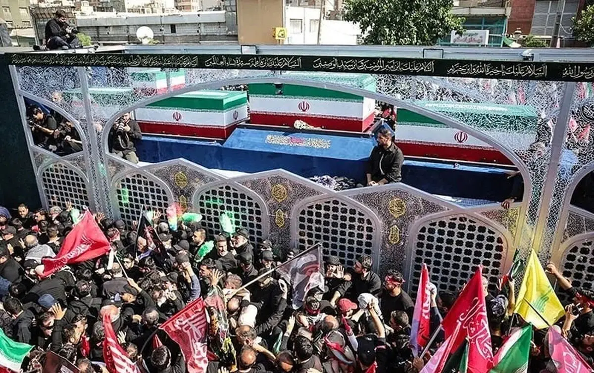 ویدئو| گلباران پیکر مطهر امام مجاهد شهید در خیابان آزادی تهران