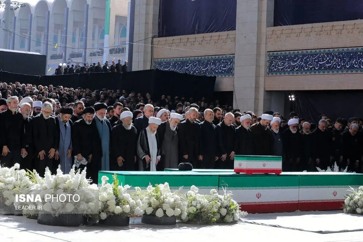عکسی از فرزندان رهبر شهید انقلاب در کنار همسر شهیده بشری خامنه‌ای/ محمدی گلپایگانی هم بود