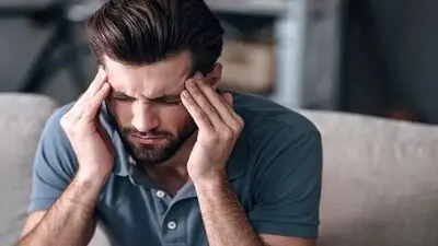 با سردرد از خواب بیدار می‌شوید؟ علت های پنهان سردردهای صبحگاهی را بشناسید