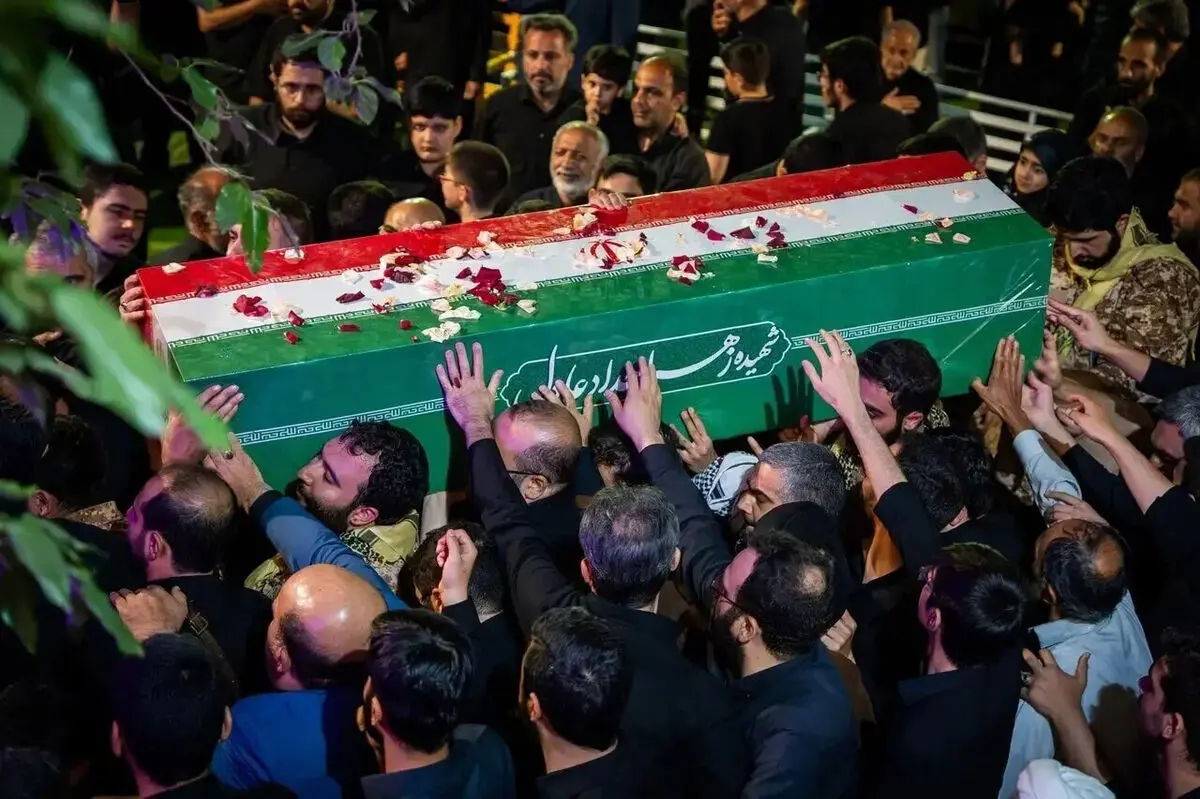 طواف پیکر مطهر رهبر شهید در نجف و کربلا | اقامه نماز بر پیکرها در حرم‌های مطهر برگزار شد