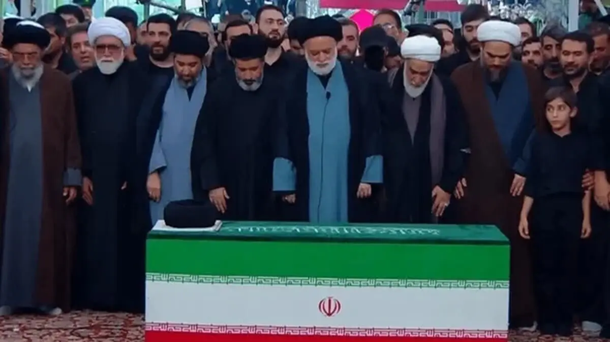 اولین عکس از مزار رهبر شهید / اقامه آخرین نماز به امامت مصطفی خامنه ای