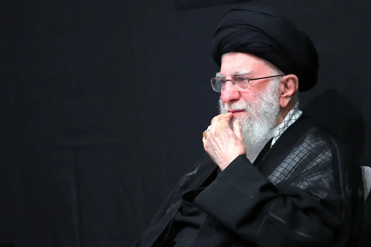 دانلود مداحی «راحت شدی از طعنه‌های مردم، راحت بخواب...» برای رهبر شهید |‌ بشنوید
