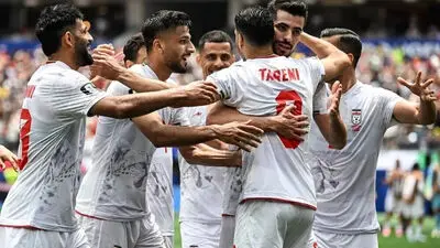 منتقدان قلعه نویی از عرض خیابان عبور کردند!