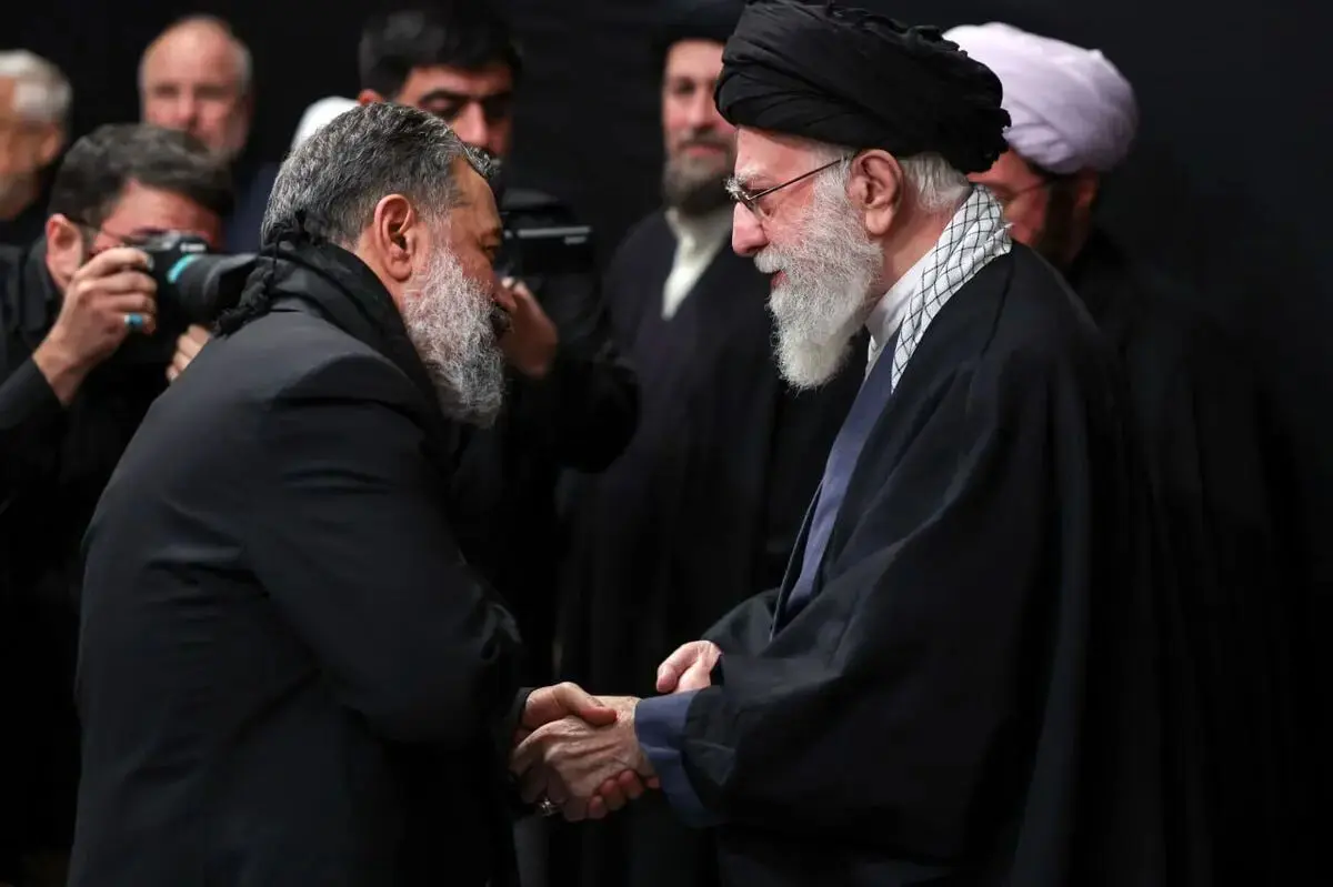 تصاویر احوالپرسی محمود کریمی با فرزندان رهبر شهید