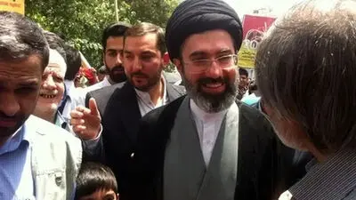 تصویر دیده نشده از رهبر انقلاب با نوزادی در آغوش