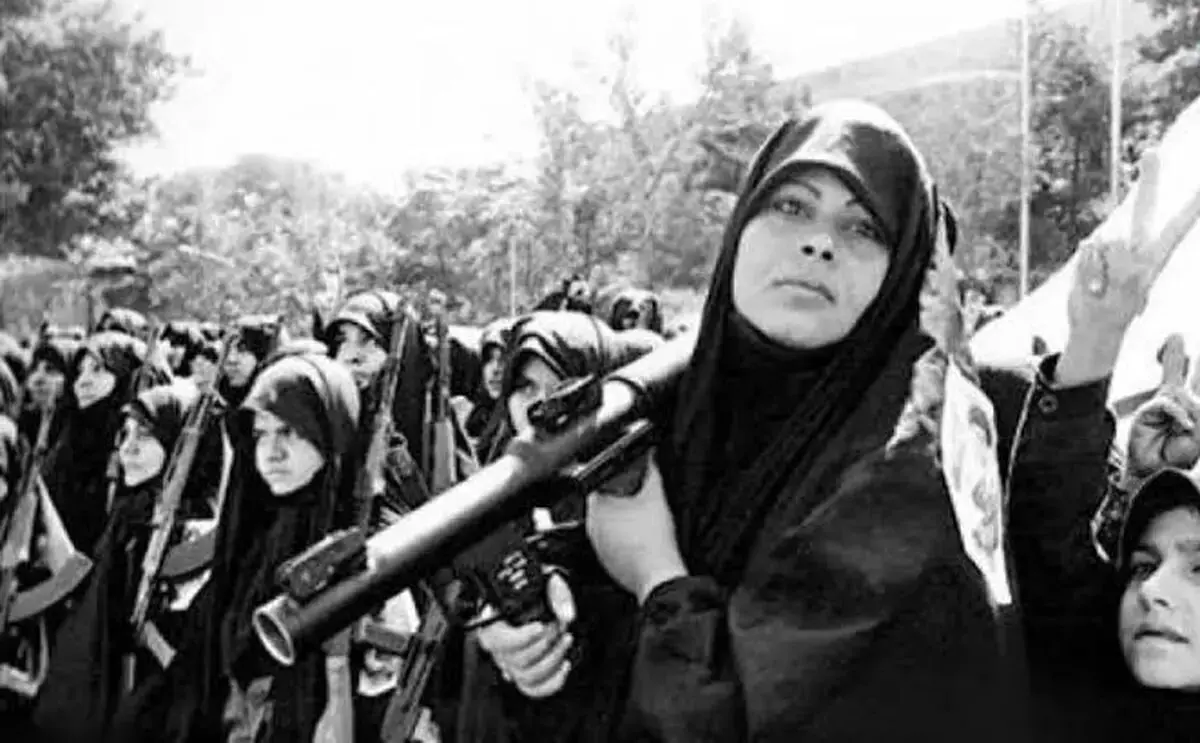 رژۀ دختران جوان با اسلحه در تهران؛ دهۀ 60