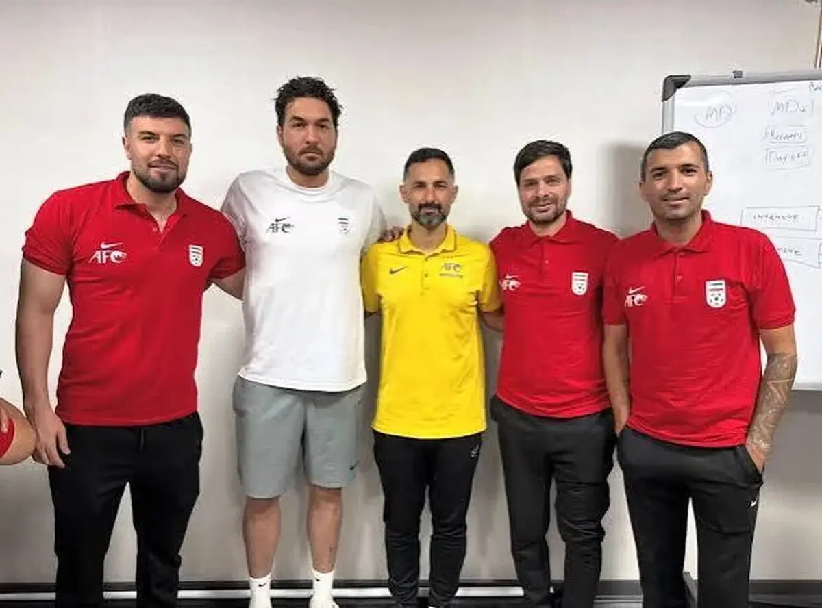 عکس | علیرضا حقیقی با ستاره های پرسپولیس در کلاس مربیگری