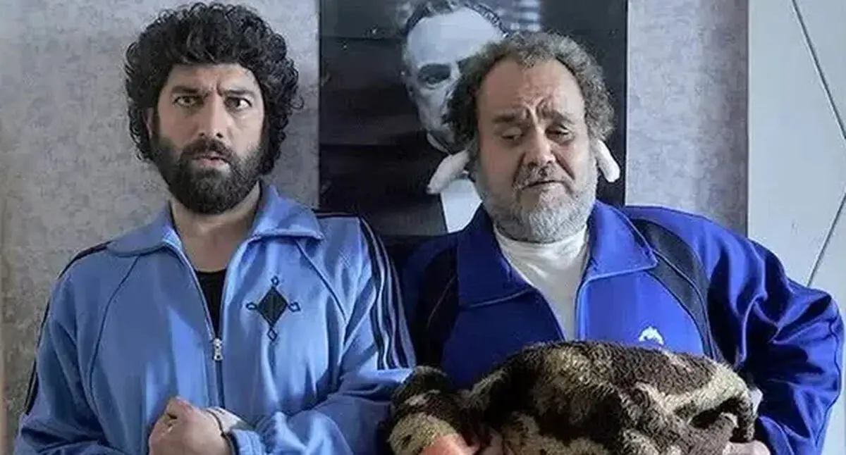 فیلم بی‌تابی مجید صالحی مقابل منزل اکبر عبدی