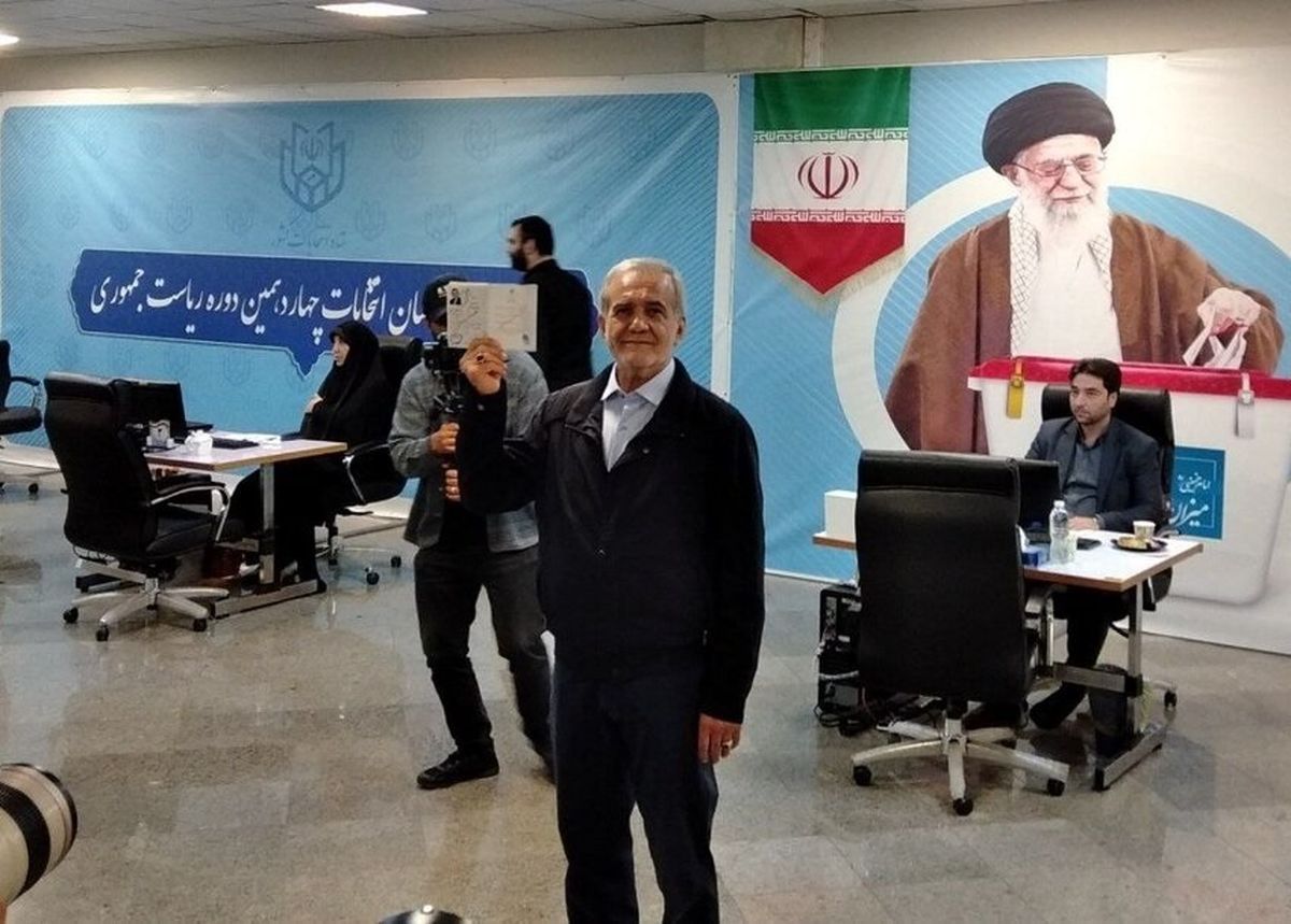 انتقاد روزنامه اصولگرا از شورای نگهبان بابت تایید صلاحیت مسعود پزشکیان