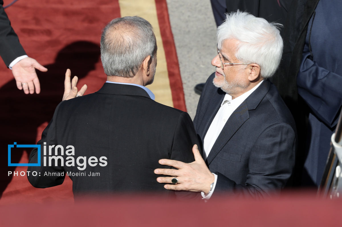 لحظه بههم خوردن تعادل پزشکیان روی پله هواپیما