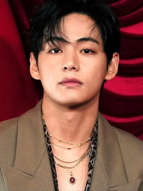 کت و شلوار قهوه‌ای کیم تهیونگ