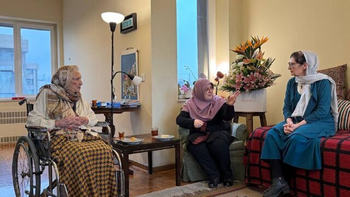 کفشهای خانم سخنگو در یک مهمانی خبرساز شد