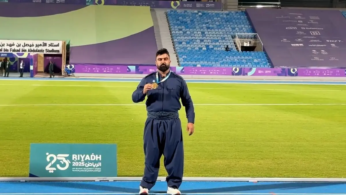 یاسین خسروی با لباس کردی و مدال طلای تورنمنت همبستگی اسلامی در ریاض