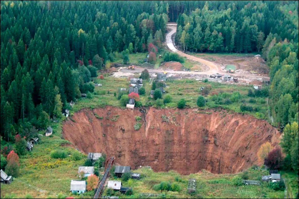 حفره غول‌آسا در غرب روسیه خانه‌های بیشتری را می‌بلعد