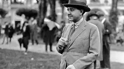 سفر در زمان | آخرین شاه قاجار احمد شاه در کنار کابینه سیاهش