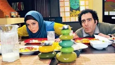 نگاهی به سلیقه همسر بهنام تشکر در چیدمان خانه مشترکشان؛ از شلوغ کردن فضای اطراف ناهاخوری با لوازم دکوری تا مبلمان قدیمی و استفاده از لوستر ژاپنی در ورودی خانه