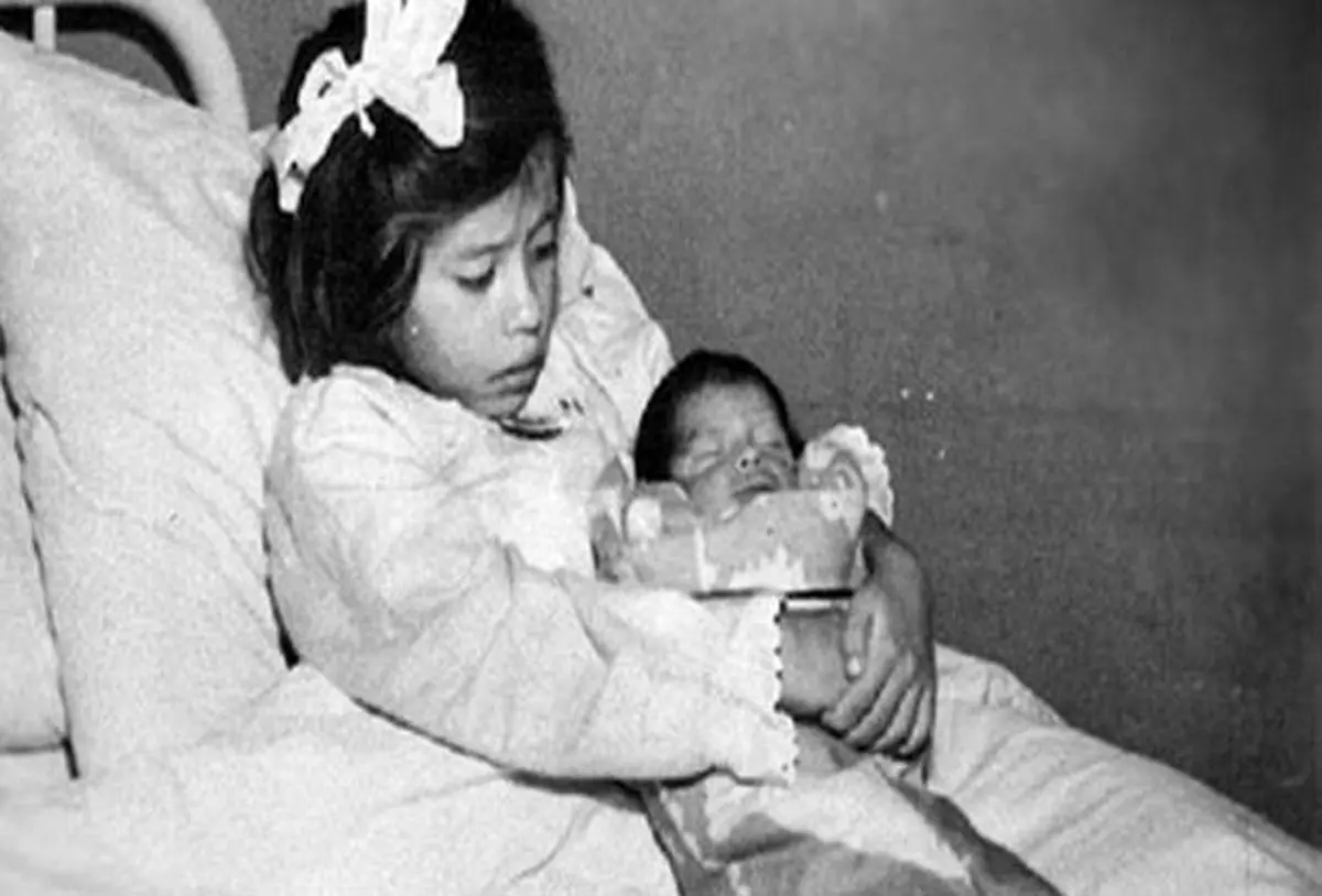 ماجرای دختری که در ۵ سالگی مادر شد! (+عکس)