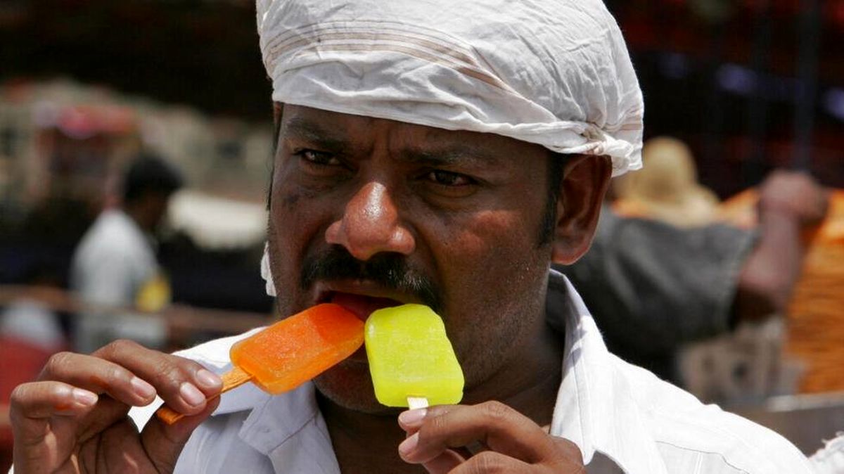 اتفاق وحشتناک برای مشتری هندی حین خوردن بستنی!