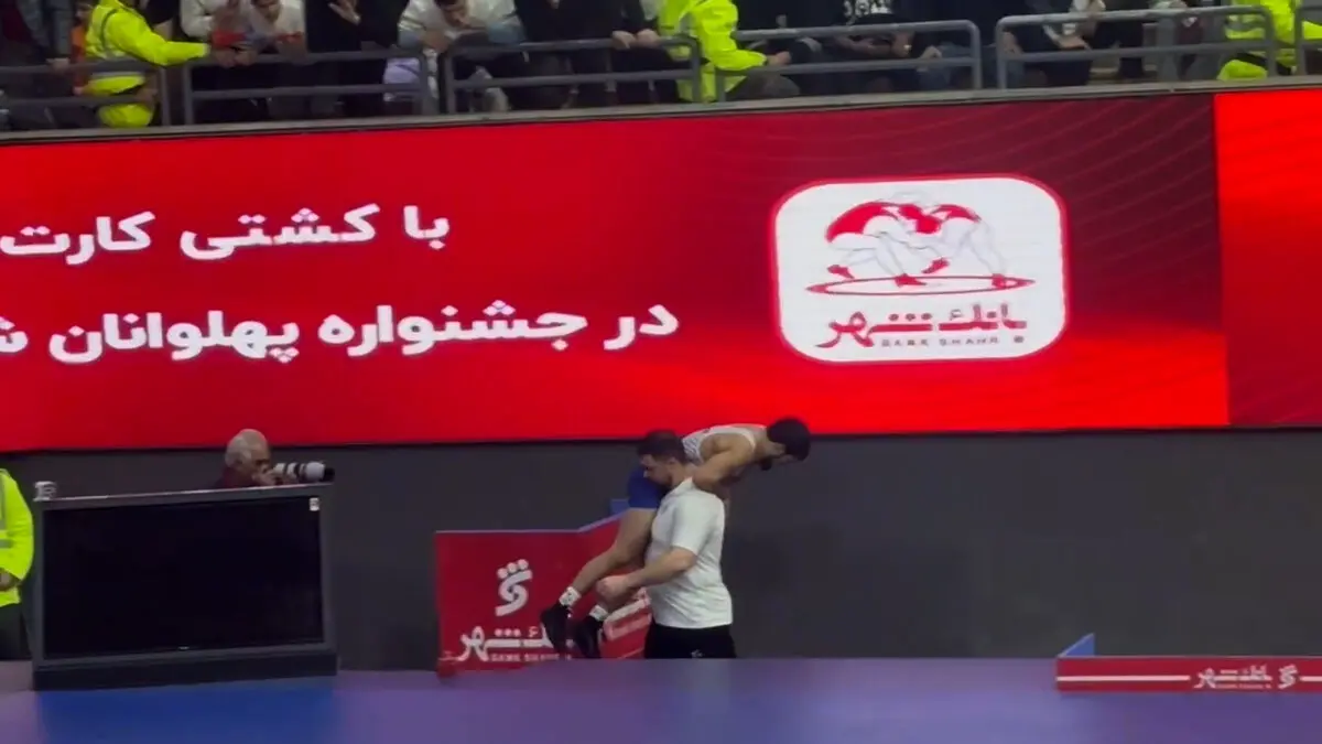 بیرون رفتن جالب ممدوف، کشتی گیر روس استقلال بعد از مصدومیت