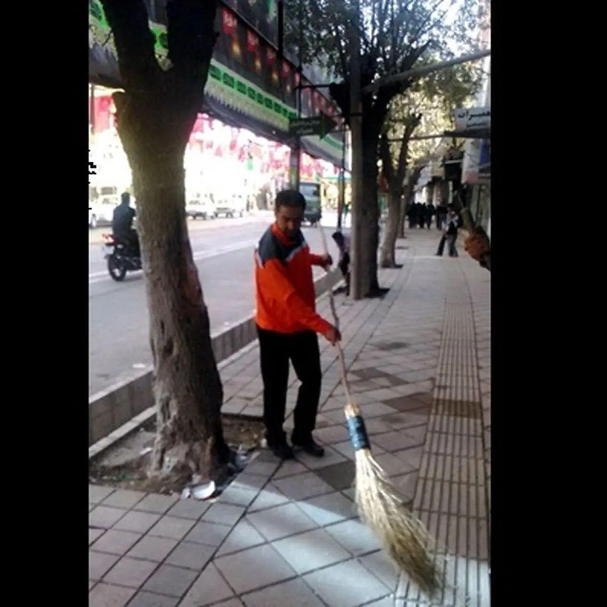 شهردار نورآباد با لباس رفتگری به نظافت شهر پرداخت