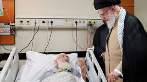 عیادت رهبر انقلاب از آیت‌الله نوری همدانی در بیمارستان تهران