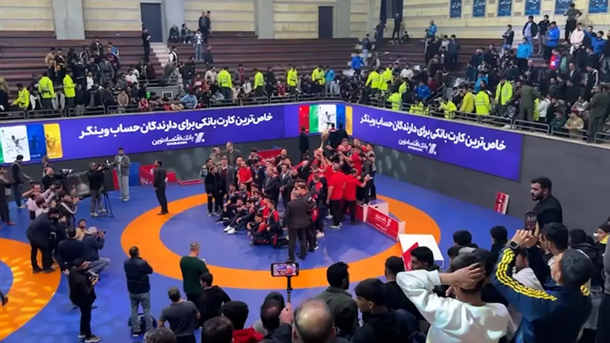 استقلال روی سکو نیامد؛ مالک پرسپولیس جشن قهرمانی گرفت
