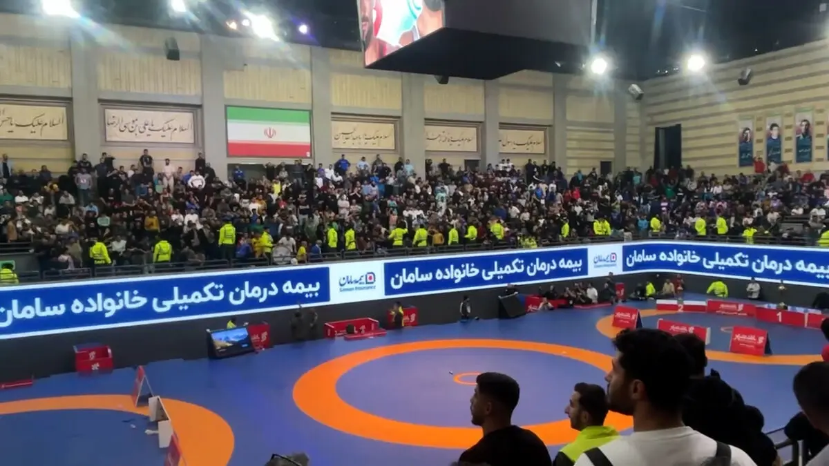 تشویق دوباره رسول خادم در اعتراض به قضاوت داور کشتی فیروزپور و عظیمی