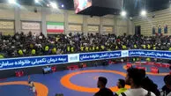 تشویق دوباره رسول خادم در اعتراض به قضاوت داور کشتی فیروزپور و عظیمی