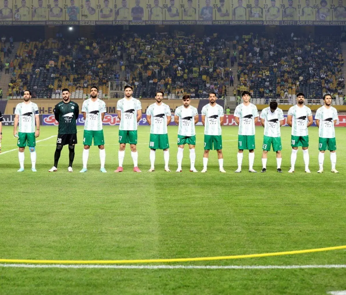 مدافع استقلالی ذوب آهن ممنون دار VAR شد!