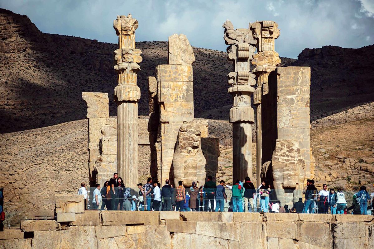 تخت جمشید زیر فشار جمعیت گردشگران