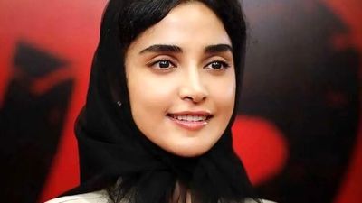عکس های جنجالی الهه حصاری با هودی سفید و جذابش در اتاق خواب