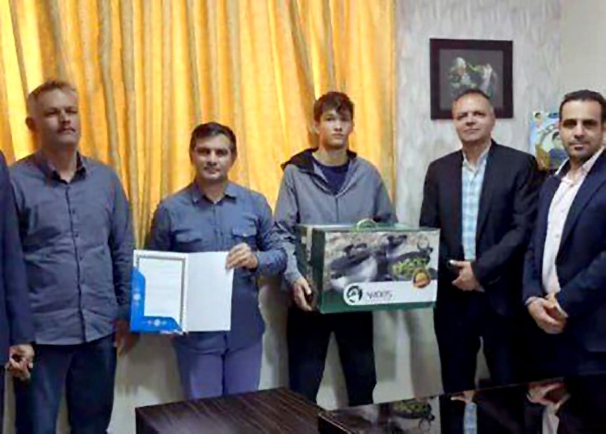 پاداشی که همه را متعجب کرد اهدای قابلمه به قهرمانان افتخارآفرین