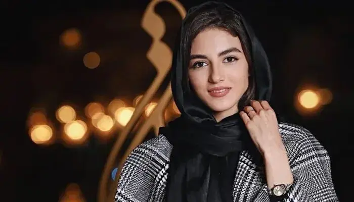 بیوگرافی پردیس پورعابدینی، بازیگر سریال سرخ و سیاه + عکس خانوادگی در کنار همسر مو فرفری‌اش