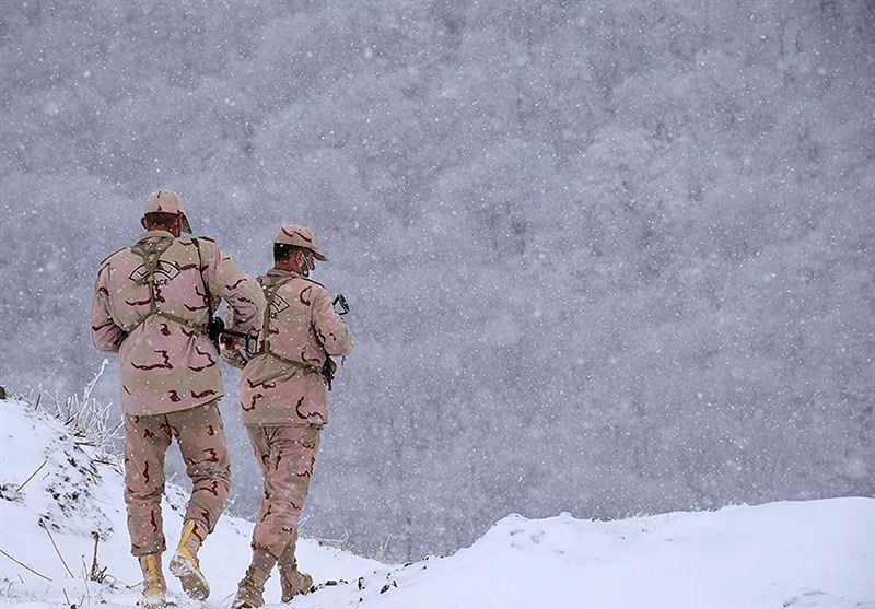 مرزبان جوان در سرمای منفی ۱۸ درجه یخ زد + عکس 