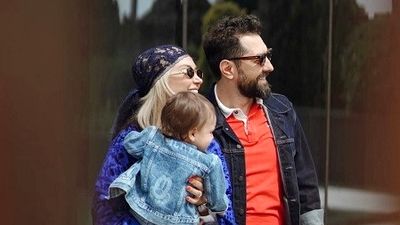 مینا مختاری و بهرام رادان در خانه‌ای استوایی و منحصربه‌فرد؛ از حیاطی دلباز تا گل‌آرایی و عناصر طبیعی چشم‌نواز + عکس و فیلم 