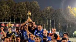 بالا بردن جام قهرمانی پیشکسوتان استقلال توسط علی تاجرنیا