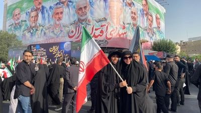 حضور علی شمخانی در مراسم وداع با شهدا؛ از بیمارستان به میدان انقلاب