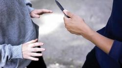 ویدیویی هولناک از خفت‌گیری جوان تهرانی در محله باغ فیض