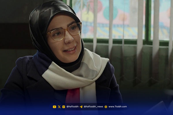 تصویری قدیمی از حدیث چهره پرداز در نوجوانی مقابل برج ایفل