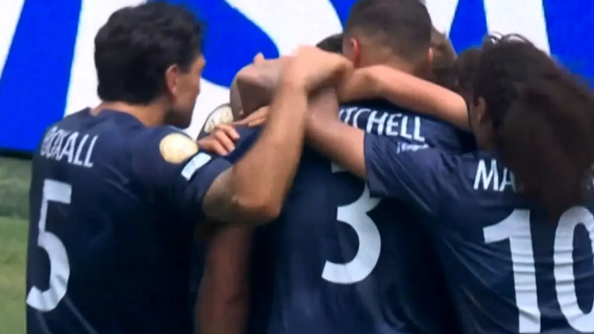 گل اول اوکلندسیتی به بوکاجونیورز توسط توماس گری