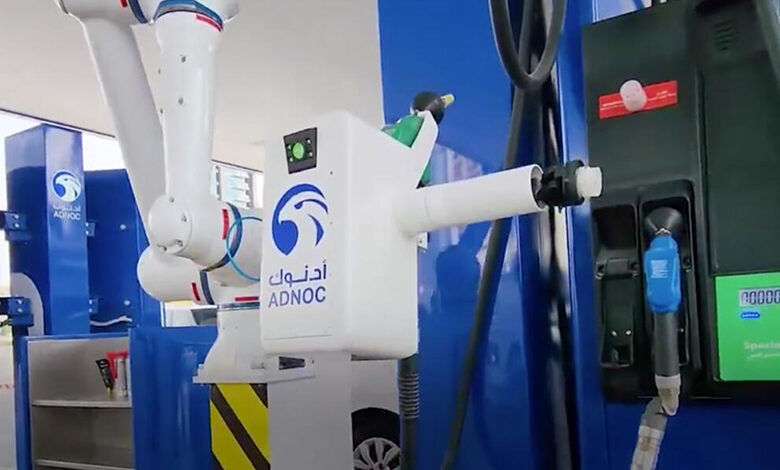 بازوی رباتیک در ابوظبی برای مردم بنزین می‌زند