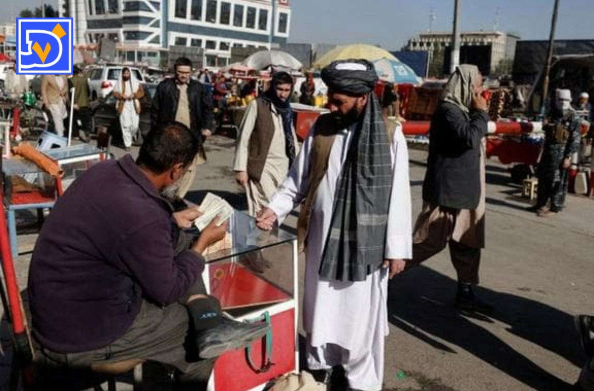 سراسیمگی در بازار ارز افغانستان؛ پس از توقف کمکهای آمریکا، ارز افغانی سقوط کرد