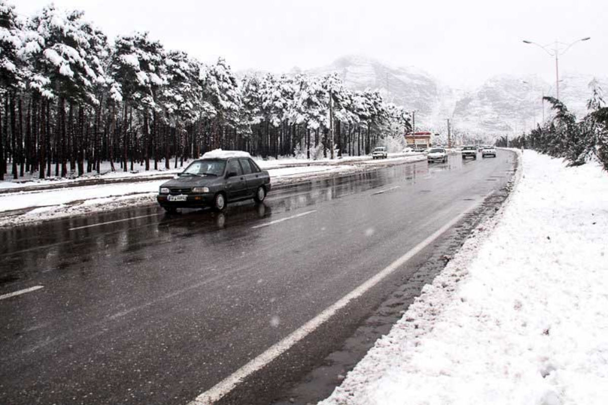 بارش برف و باران در جادههای ۱۳ استان کشور