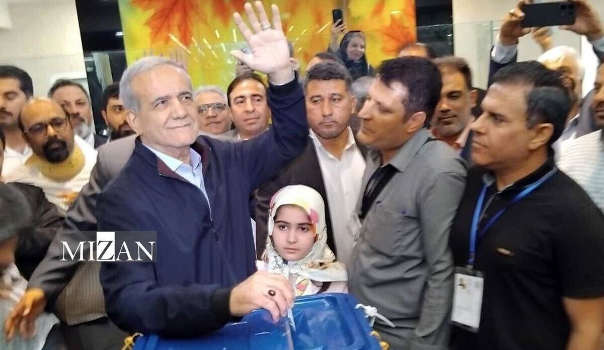 مسعود پزشکیان پای صندوق رای؛ دختر و نوه‌اش هم آمدند